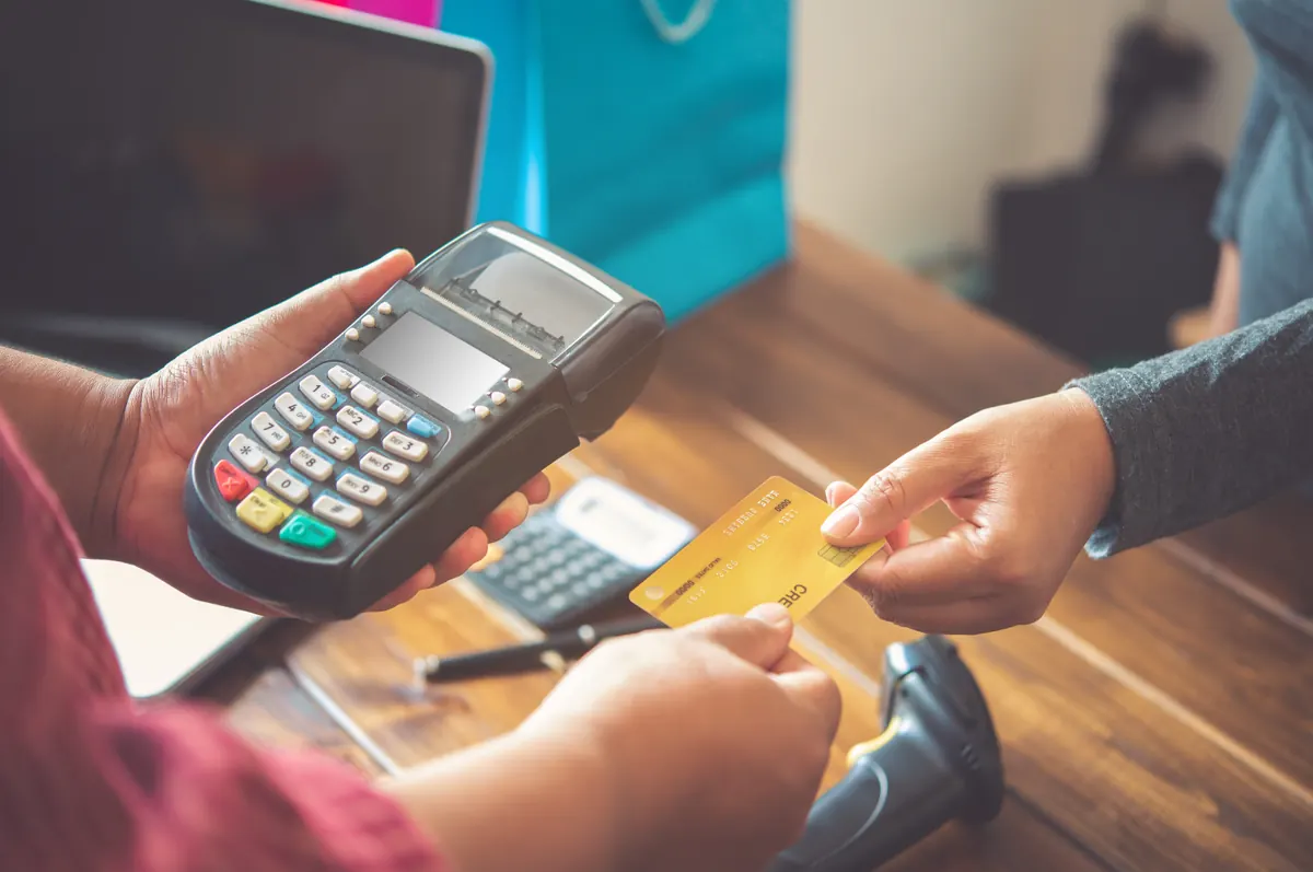 Customer paying via POS terminal, demonstrating physical payment gateways for global scale-ups.